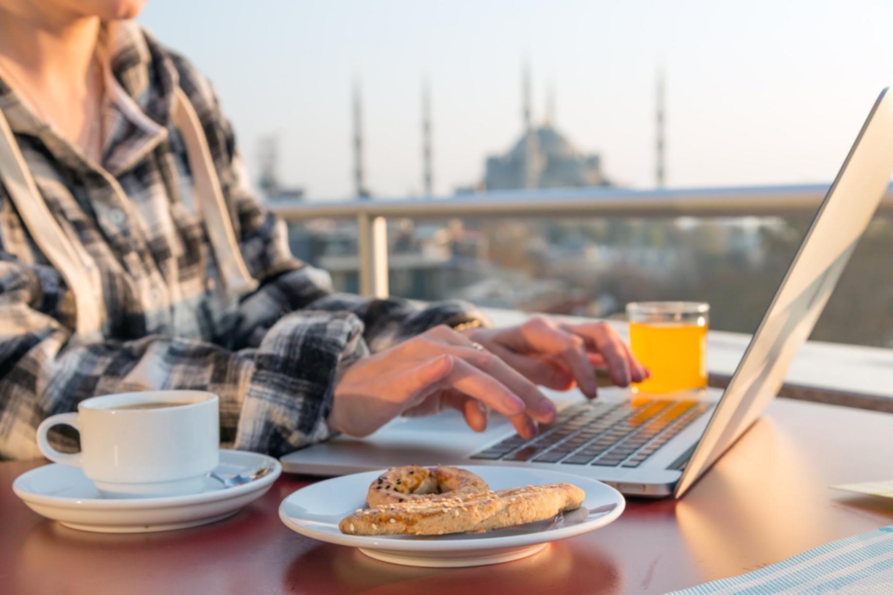 Студент изучает испанскую грамматику с помощью интерактивных упражнений на планшете