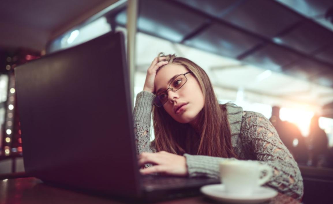 Команда специалистов обсуждает материалы для корпоративного обучения испанской грамматике