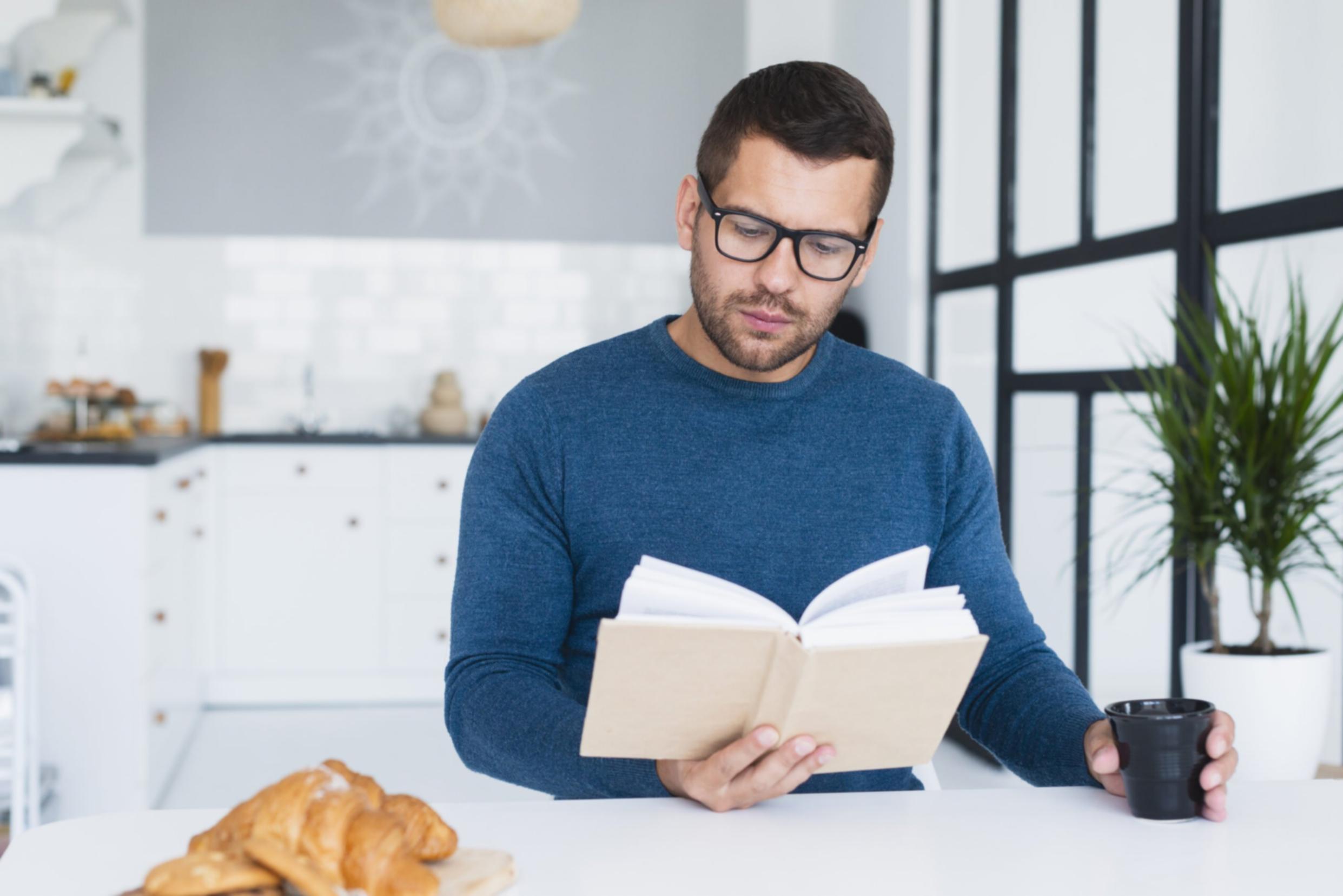 Консультант службы поддержки помогает студенту разобраться с трудной грамматической темой